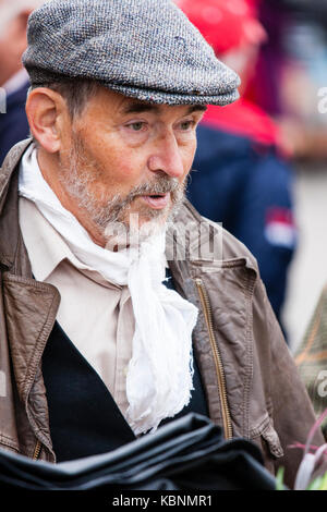England, Chatham. Porträt, Mann mittleren Alters mit Stoppeln im Gesicht und Brillen und flacher Deckel. Nahaufnahme des Gesichts. Arbeiterklasse Art Kleidung 1940 s Stockfoto