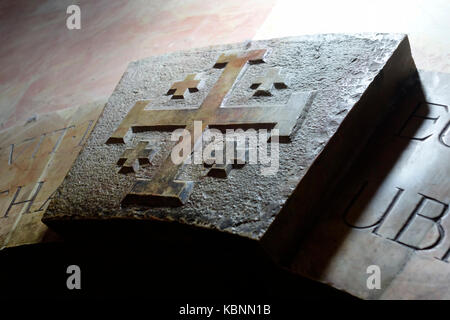 Die Jerusalemer Kreuz oder Kreuz Kreuzritter" mit vier gleichen Waffen und vier kleine Kreuze in jeder Ecke befindet sich auf dem Portal des Einganges der Kalvarienberg oder Golgatha traditionell als Ort der Kreuzigung Jesu und die grosszügig eingerichteten Teil der Kirche des heiligen Grabes in der Altstadt von Jerusalem Israel angesehen geschnitzt Stockfoto