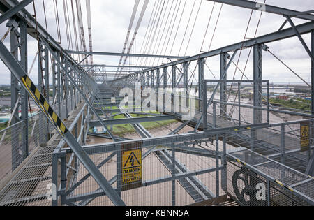 Blick entlang der oberen Fahrgastebene von Newport Transporter Bridge nach Osten, auf Gehwegen, Kabel-Aufenthalte, Suspension Kabel Stockfoto