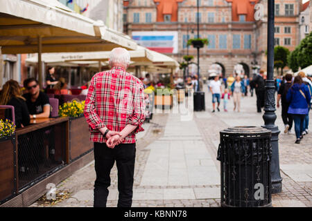 Das städtische Leben. Alte einsame Mann geht in einer großen Stadt. Stockfoto