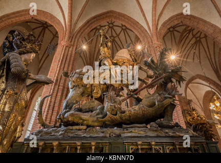 Hölzerne Statue von St. George und der Drache, der in Stockholm Stockfoto