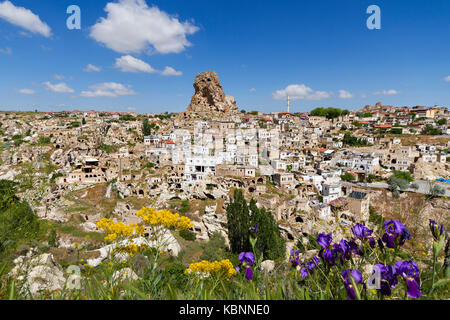 Blick über die Stadt von ortahisar mit seinen alten Häusern und vulkanische Felsformationen in Kappadokien, Türkei. Stockfoto