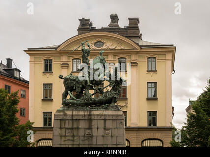 Bronzestatue von St. George und der Drache, der in Stockholm Stockfoto