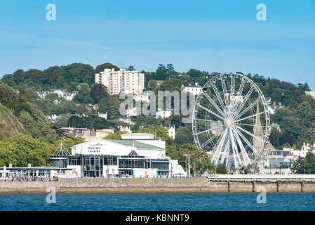 Das Princess Theatre und Riviera Rad in Torquay, Devon, UK vom Wasser in Tor Bay gesehen an einem sonnigen Sommer. Stockfoto