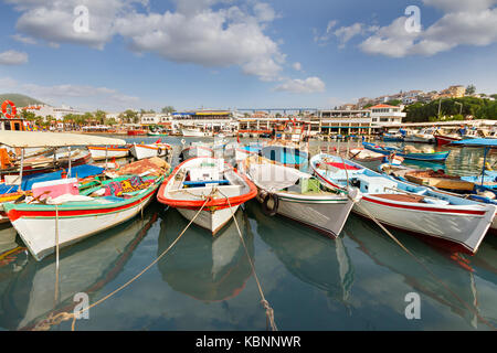 Fischerboote im Hafen von Kusadasi, Türkei. Stockfoto