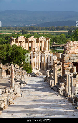 Ruinen von Ephesus in der Türkei mit den Resten der römischen Bibliothek des Celsus. Stockfoto