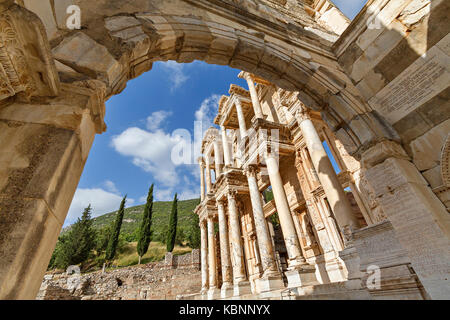 Ruinen von Ephesus in der Türkei mit den Resten der römischen Bibliothek des Celsus. Stockfoto