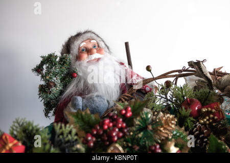 Weihnachtsmann Brille unter die Weihnachtsdekorationen. seichte konzentrieren. Stockfoto
