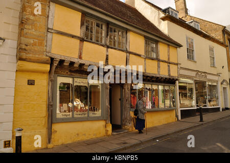 Henry Willis Antik Silber Shop billige Straße, Sherbourne, Dorset, mit einer alten Dame vorbei gehen. Stockfoto