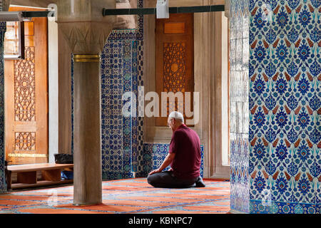 Ein Einheimischer betet in der Rustem Pascha Moschee in Istanbul, Türkei. Stockfoto