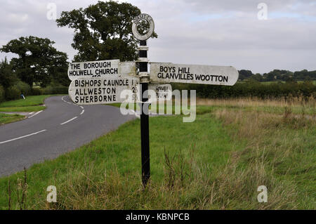 Traditionelle finger post Richtung Zeichen an Holwell, in der Nähe von Sherborne, Dorset. Im Gegensatz zu vielen solche Zeichen in Dorset, dieser zeigt nicht die OS-grid Referen Stockfoto