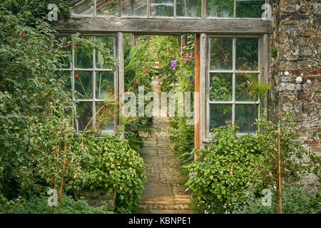 Den Eingang zu einem alten viktorianischen Gewächshaus mit gepflasterten Pfad Stockfoto