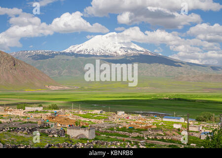 Dorf im Osten der Türkei mit dem mt Ararat im Hintergrund. Stockfoto