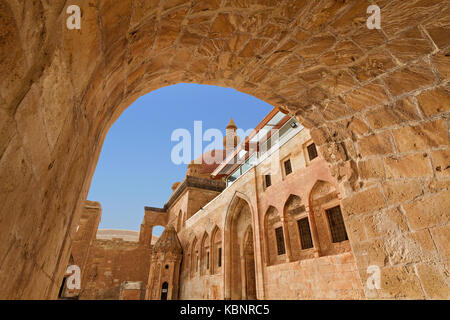 Blick über den Ishak Pasa Palast durch Torbogen, in Dogubeyazit, Türkei. Stockfoto