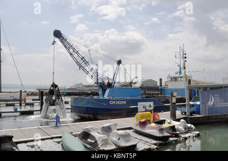 Die schwimmbagger C H Horn, in Poole registriert, wird die Arbeit bei der Yacht Marina in den Hafen von Poole, Dorset Stockfoto