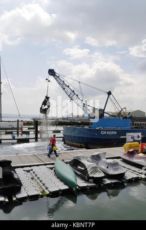 Die schwimmbagger C H Horn, in Poole registriert, wird die Arbeit bei der Yacht Marina in den Hafen von Poole, Dorset Stockfoto