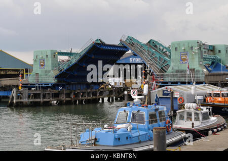 Poole anheben Brücke wird in der offenen Position gesehen. Die beiden Blätter sind in der Lage, die Aufhebung bis zu einem Winkel von fast 90 Grad. Stockfoto