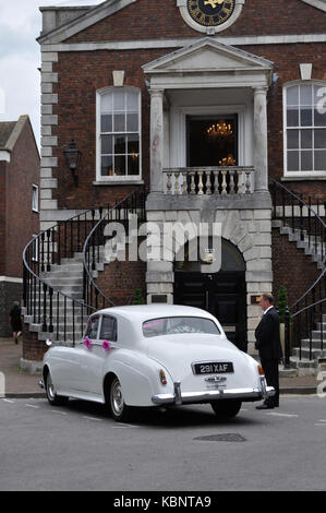 Ein 1958 Rolls Royce ist auf einer Hochzeit mieten außerhalb von Poole Standesamt gesehen. Dieses Gebäude war früher das Rathaus. Stockfoto