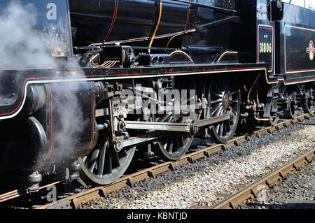 Nahaufnahme der Räder und Ventilsteuerung der Klasse U 2-6-0. 31806 wie es wartet Corfe Castle Station auf die erhaltenen Swanage Railway zu verlassen. Stockfoto