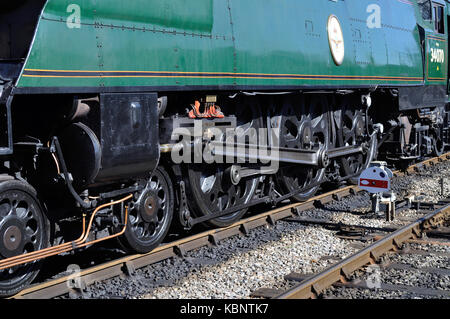 In der Nähe der Räder und ventilsteuerung der Schlacht von Großbritannien Pazifik. 34070 Manston in Corfe Castle Station auf der Swanage Railway in Dorset. Stockfoto