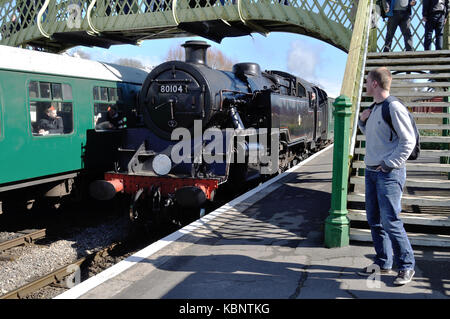 Standard Klasse 4 MT 2-6-4 T-Nr. 80104 kommt an Corfe Castle Station auf der Swanage Railway in Dorset Stockfoto