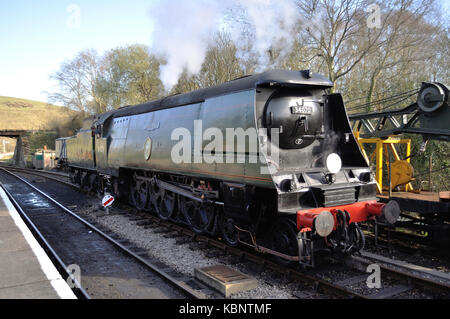 Bewahrt die Schlacht um England Pacific Art.Nr. 34070 Manston läuft um den Zug am Norden Station auf der Swanage Railway in Dorset. Stockfoto