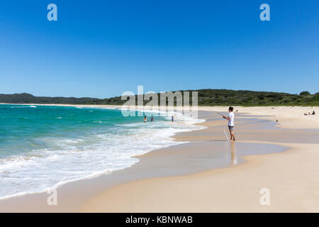 Mann angeln an Cellito Strand an der Sandbank in der Mitte der Nordküste von New South Wales, Australien Stockfoto