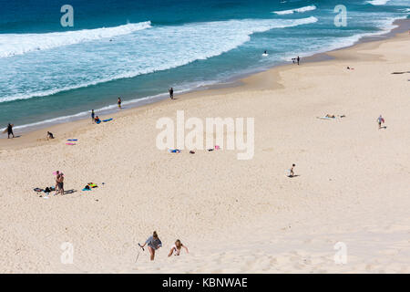 Menschen beim Sonnenbaden auf One Mile Beach bei Forster in der Mitte der Nordküste von New South Wales, Australien Stockfoto