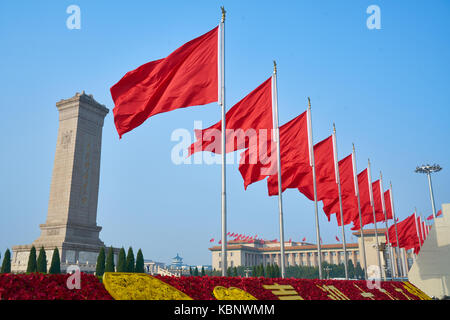 Peking, China. 1. Okt 2017. Foto am Okt. 1, 2017 zeigt rote Fahnen und Menschen Helden Denkmal auf dem Tian'anmen-Platz im Zentrum von Peking, Stockfoto