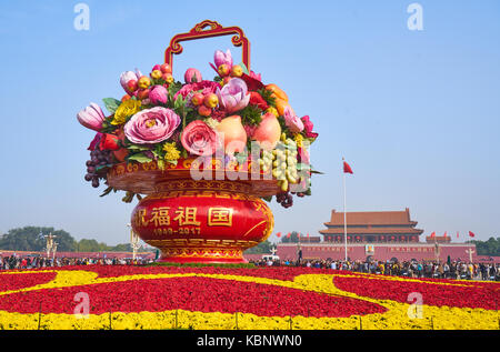 Peking, China. 1. Okt 2017. Foto am Okt. 1, 2017 zeigt die wichtigsten Blumenkorb an der Tian'anmen-Platz im Zentrum von Peking, der Hauptstadt von China Stockfoto