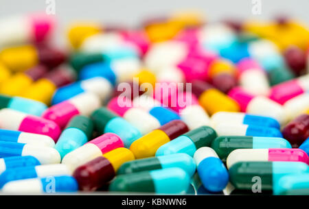 Selektiver Fokus der antibiotischen Kapseln, Pillen auf unscharfen Hintergrund, der Arzneimittelresistenz Konzept. Stockfoto