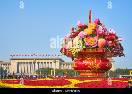 Peking, China. 1. Okt 2017. Foto am Okt. 1, 2017 zeigt die wichtigsten Blumenkorb an der Tian'anmen-Platz im Zentrum von Peking, der Hauptstadt von China Stockfoto