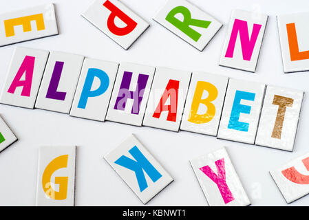 Wort Alphabet aus bunte Buchstaben auf weißem Hintergrund Stockfoto
