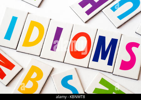 Wort Idiome aus bunte Buchstaben auf weißem Hintergrund Stockfoto