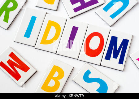 Wort Idiom aus bunte Buchstaben auf weißem Hintergrund Stockfoto