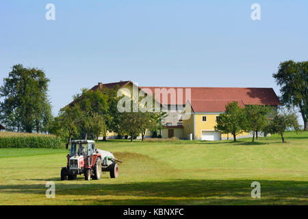 Traktor spritzen Gülle, Bauernhof, Feld, Kallham, Innviertel, Oberösterreich, Oberösterreich, Österreich Stockfoto