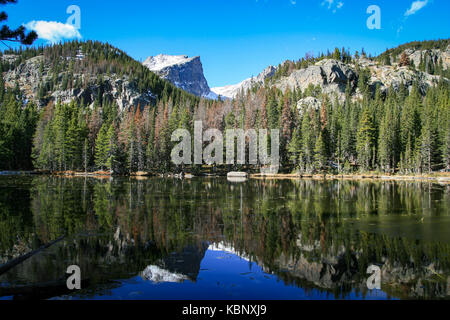 Traum See mit Hallett Peak und Flattop Mountain im Rocky Mountain National Park, Colorado Stockfoto