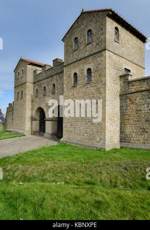 Arbeia war ein großer Roman Fort in South Shields, Tyne and Wear, England, jetzt ruiniert, und das ist teilweise rekonstruiert worden. Stockfoto