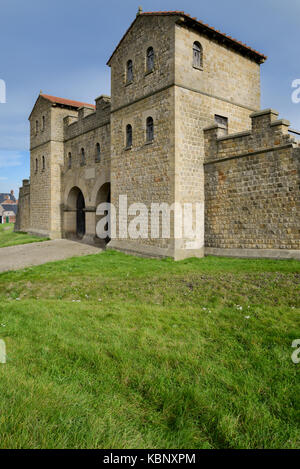 Arbeia war ein großer Roman Fort in South Shields, Tyne and Wear, England, jetzt ruiniert, und das ist teilweise rekonstruiert worden. Stockfoto