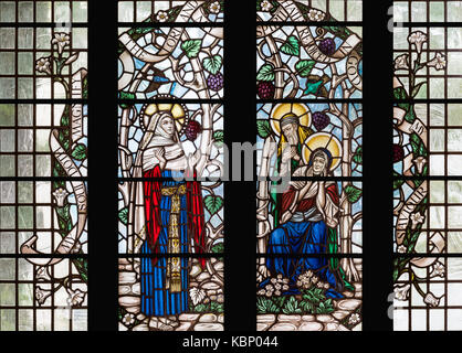 Maria besucht Elisabet und Zacharias, Kirche St. Maria, Tenby, Vereinigtes Königreich Stockfoto