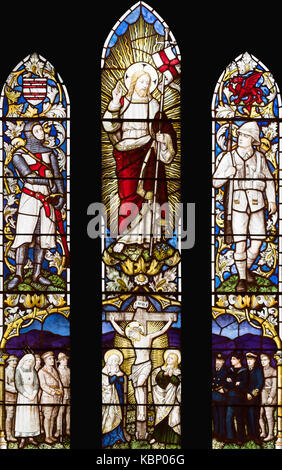 Der auferstandene Christus mit Soldaten, Burlison und Grylls, Kirche St. James, Manorbier, Wales, Vereinigtes Königreich Stockfoto