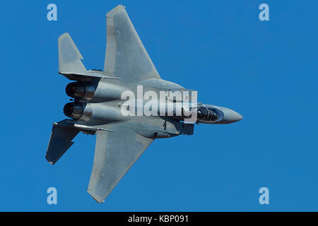 Unmarkierte F-15 SA, Adler, Fliegen bei hoher Geschwindigkeit und niedrigen Niveau durch Rainbow Canyon, Kalifornien, USA. Stockfoto