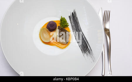 Stück baccalà (Stockfisch) auf Sahne, Pfeffer und Zwiebeln Stockfoto