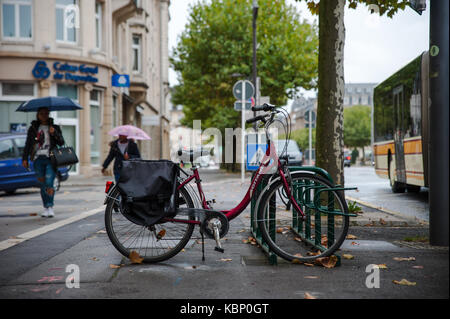 Ein rotes Fahrrad auf der Palace de la Gare, Luxemburg Stockfoto