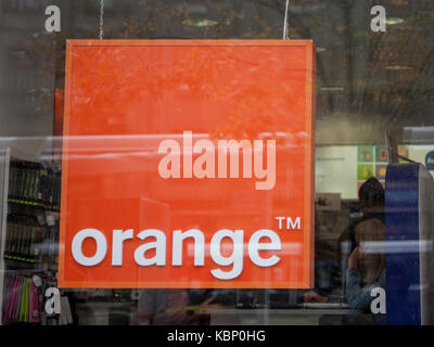 TIMISOARA, 21. SEPTEMBER 2017: Orange Logo in einem Orange Shop. Orange S.A., ehemals France Telecom S.A., ist ein französischer multinationalen Telekommunikationsunternehmen Stockfoto