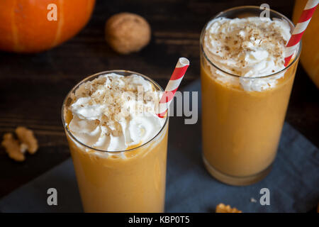 Kürbis Smoothie. frische Kürbis und Apfel Smoothie oder Milchshake mit Walnüssen und Herbst Gewürze. saisonale Herbst trinken. Stockfoto