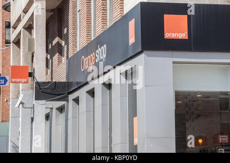 DROBETA TURNU SEVERIN, RUMÄNIEN SEPTEMBER 24, 2017: Orange Logo in einem Orange Shop. Orange S.A., ehemals France Telecom S.A., ist eine französische Multinationale Stockfoto