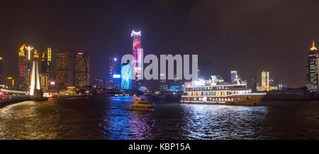 Blick auf den Fluss Huangpu bei Nacht Panorama, den Bund, Shanghai, China Stockfoto