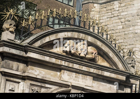 LONDON, Großbritannien - 18. AUGUST 2017: Schädel über dem Eingang der St. Olave's Church in der Hart Street in der City of London Stockfoto