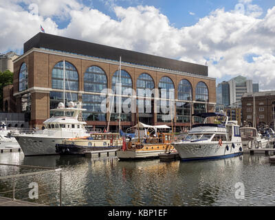 LONDON, Großbritannien - 18. AUGUST 2017: Yachten liegen in der Marina an den St. Katherine Docks Stockfoto